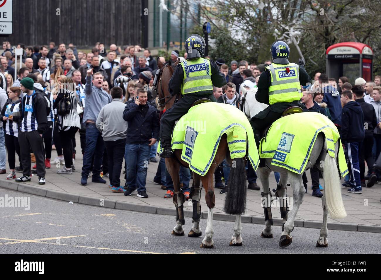 Polizei und NEWCASTLE F NEWCASTLE V SUNDERLAND ST JAMES PARK NEWCASTLE ENGLAND 20. März 2016 montiert Stockfoto