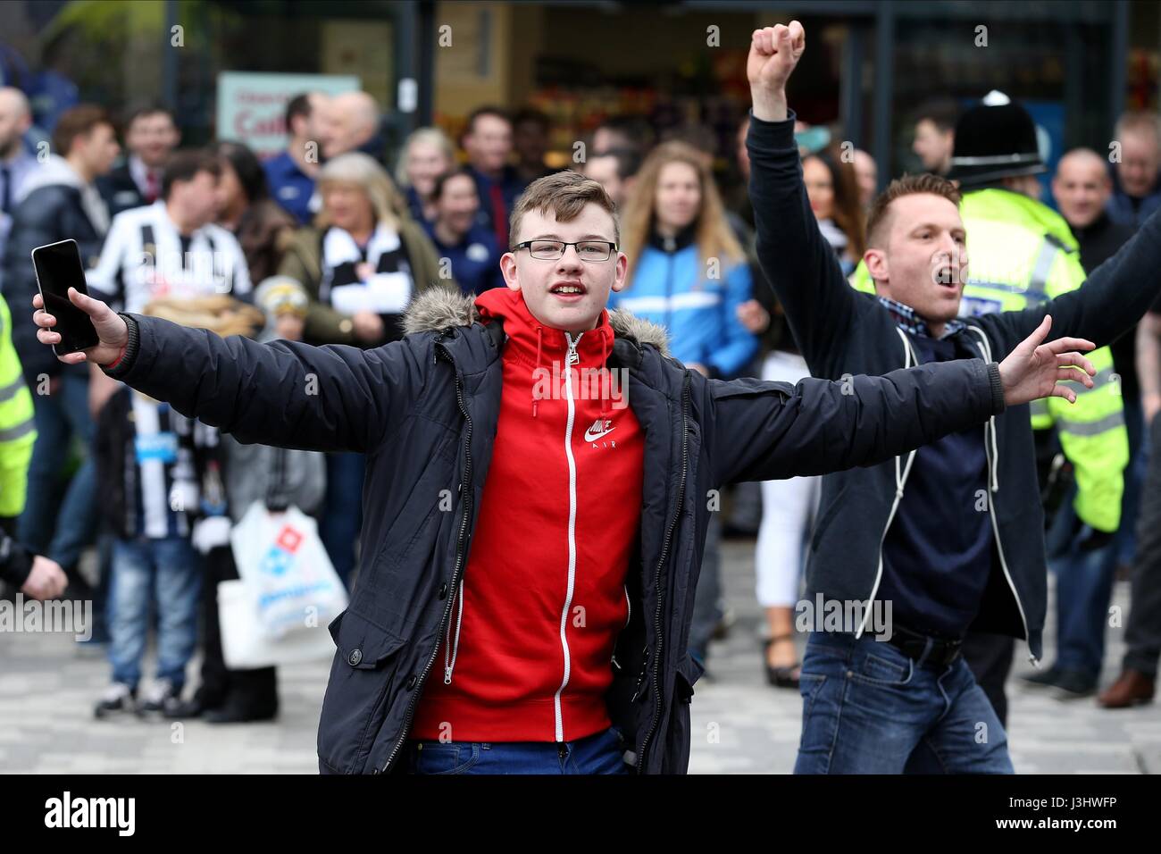SUNDERLAND-FAN mit blutigen Lippe NEWCASTLE V SUNDERLAND ST JAMES PARK NEWCASTLE ENGLAND 20. März 2016 Stockfoto