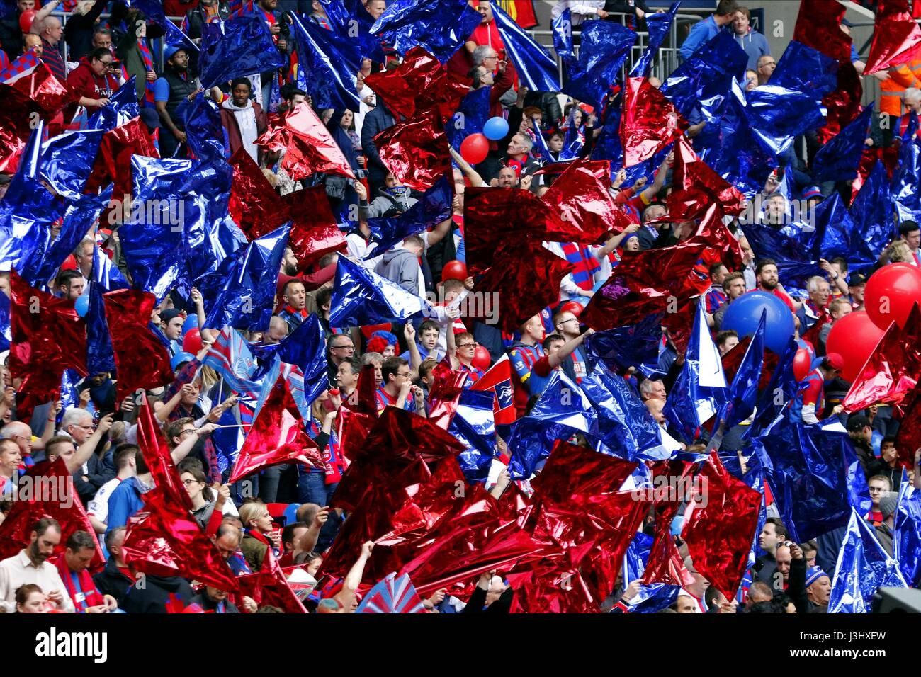 CRYSTAL PALACE FANS CRYSTAL PALACE FC V MANCHESTER CRYSTAL PALACE FC V MANCHESTER WEMBLEY Stadion LONDON ENGLAND 21. Mai 2016 Stockfoto