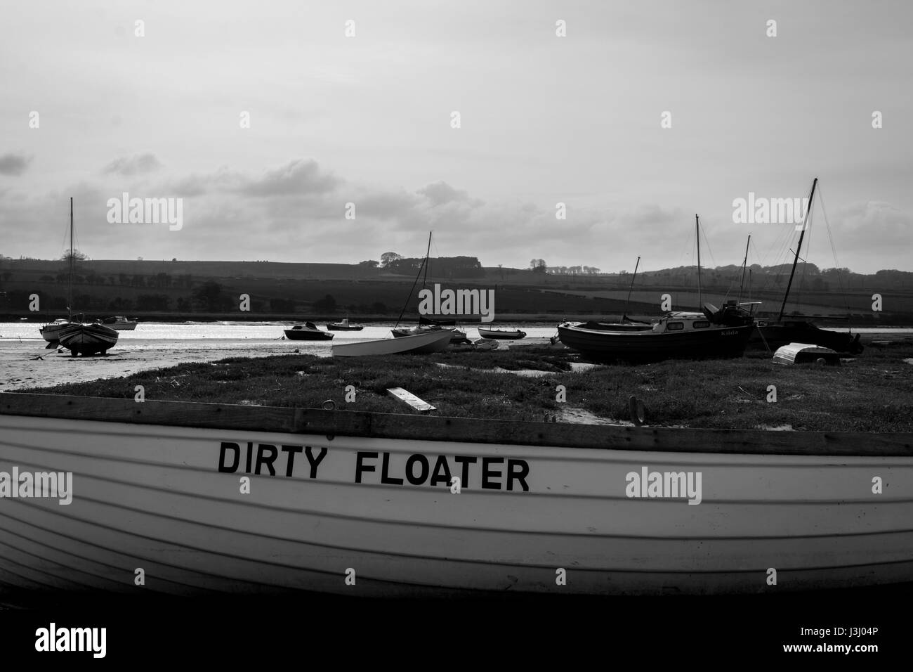 Schwarz / weiß-Landschaft der Fischerboote vertäut an der Mündung des Flusses Aln. Stockfoto