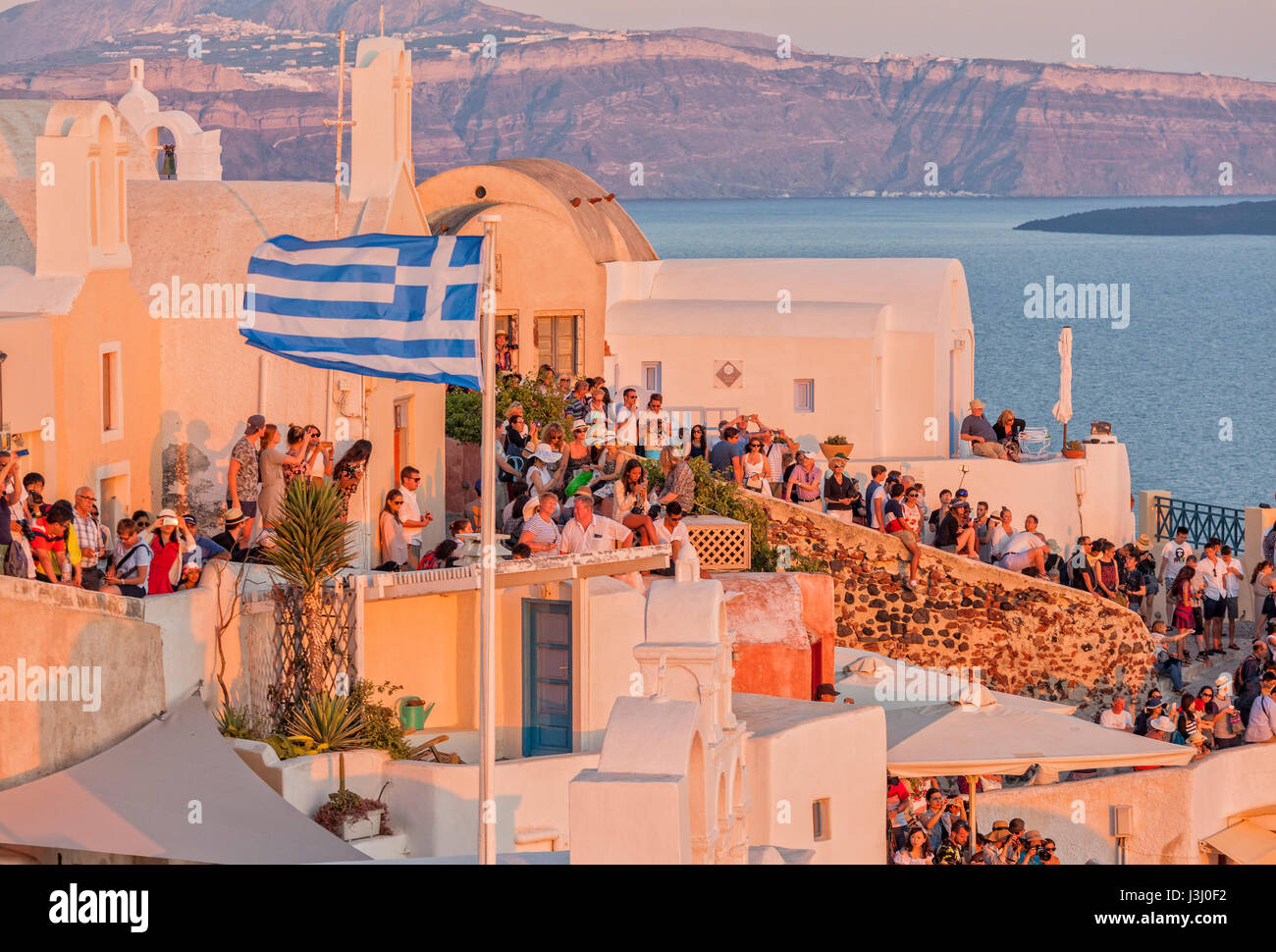 viele Touristen in Oia Santorini, die darauf warten, treffe den berühmten Sonnenuntergang Stockfoto