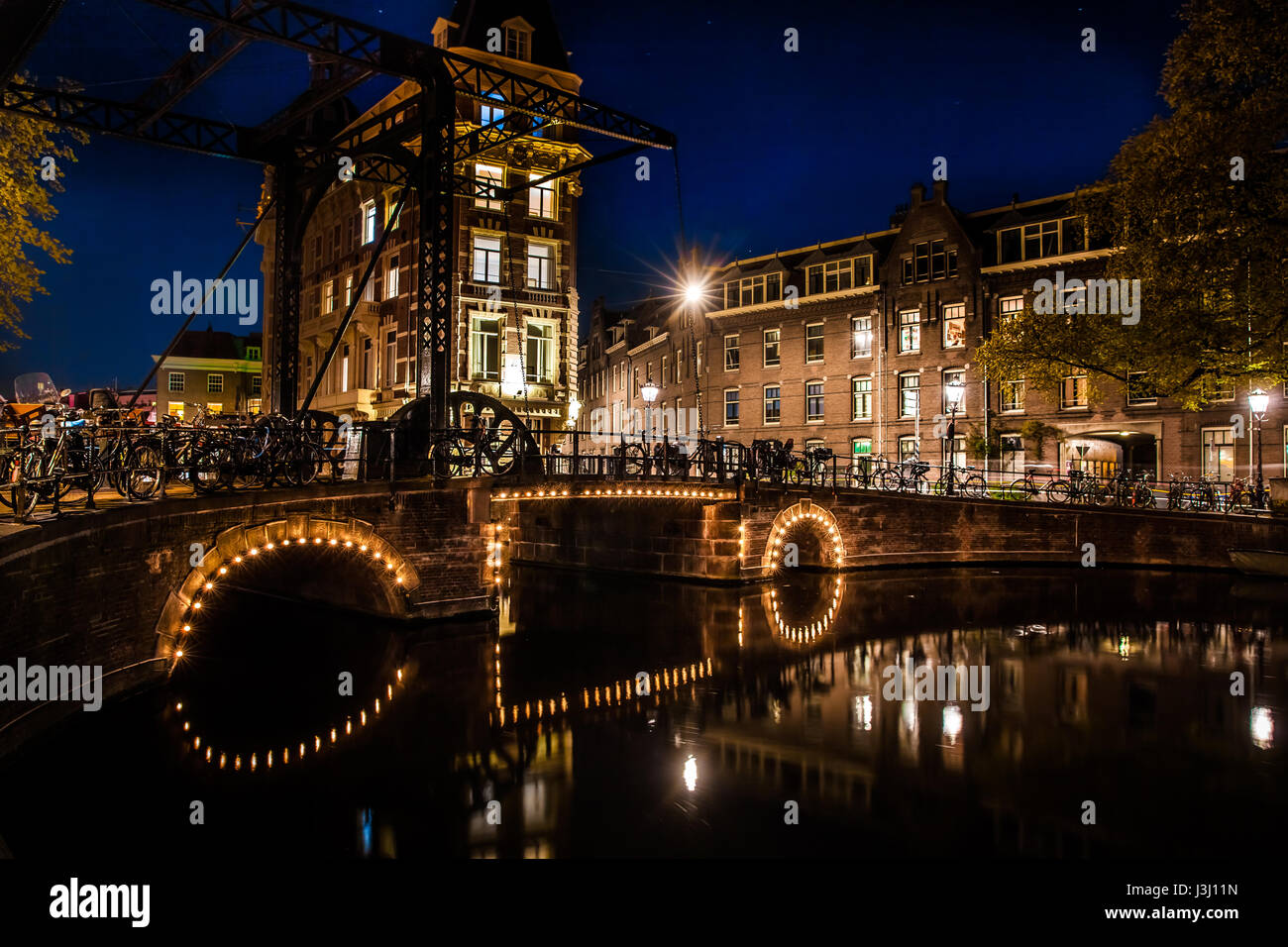 Fahrräder auf der Brücke über den Kanal von Amsterdam Stockfoto
