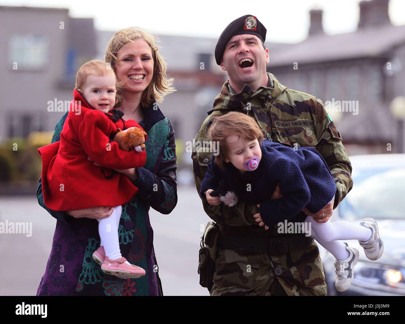 Comdt Murtagh Brennan, von Tipperary, mit seiner Frau Theresa und Töchter Caoimhe, 1 (links) und Saoirse, 2 Custume Baracken, Athlone, nach einer Überprüfung der 110. Infanterie-Bataillon vor ihrer sechsmonatigen Einsatz in Süd-Libanon im Rahmen der United Nations Interim Force in Lebanon (Unifil). Stockfoto