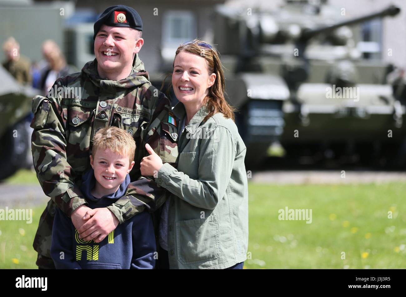 Private Daniel Bradley mit seiner Mutter Kerry Dolan und Bruder Jay Dolan, 8, Custume Baracken, Athlone, nach einer Überprüfung der 110. Infanterie-Bataillon vor ihrer sechsmonatigen Einsatz in Süd-Libanon im Rahmen der United Nations Interim Force in Lebanon (Unifil). Stockfoto