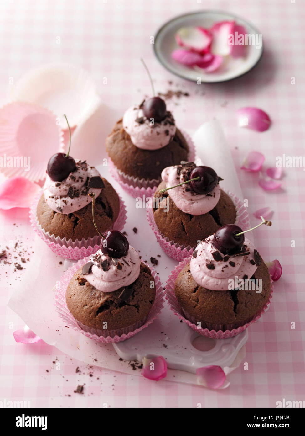 Schokoladentörtchen mit Kirschen Stockfoto