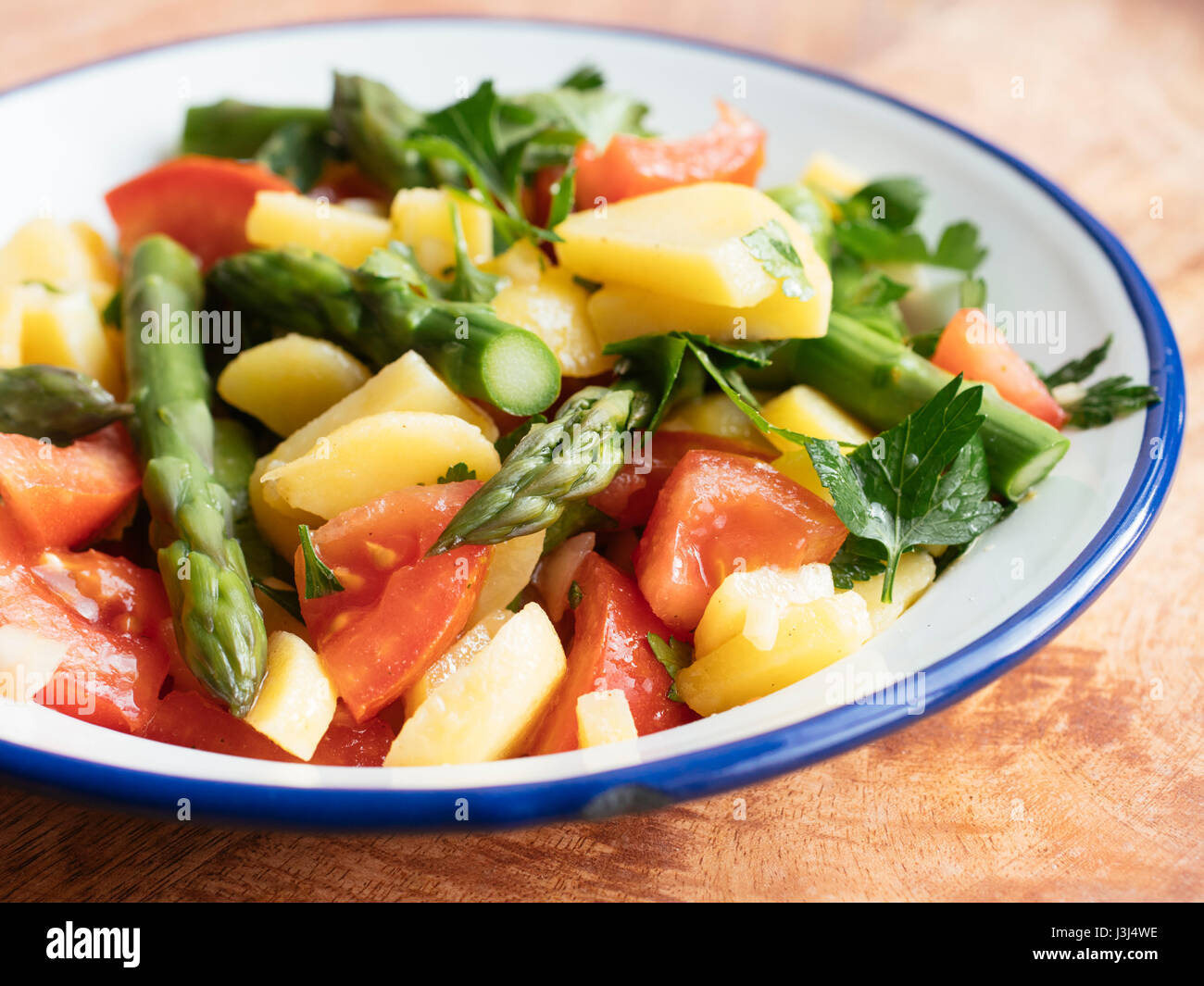 Kartoffelsalat mit Spargel und Tomaten/Paradeiser Stockfoto