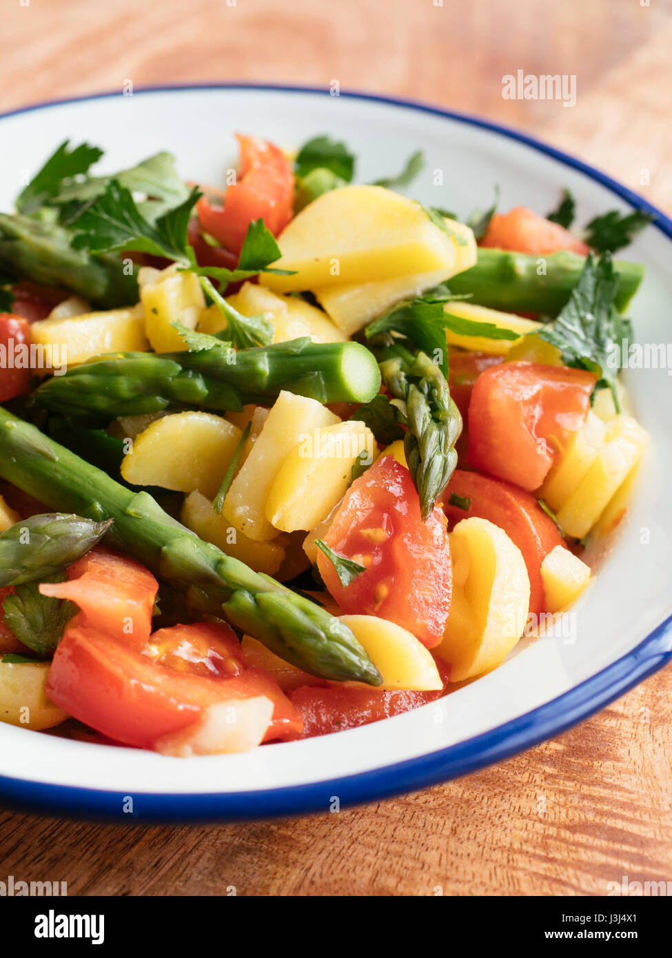 Kartoffelsalat mit Spargel und Tomaten/Paradeiser Stockfoto