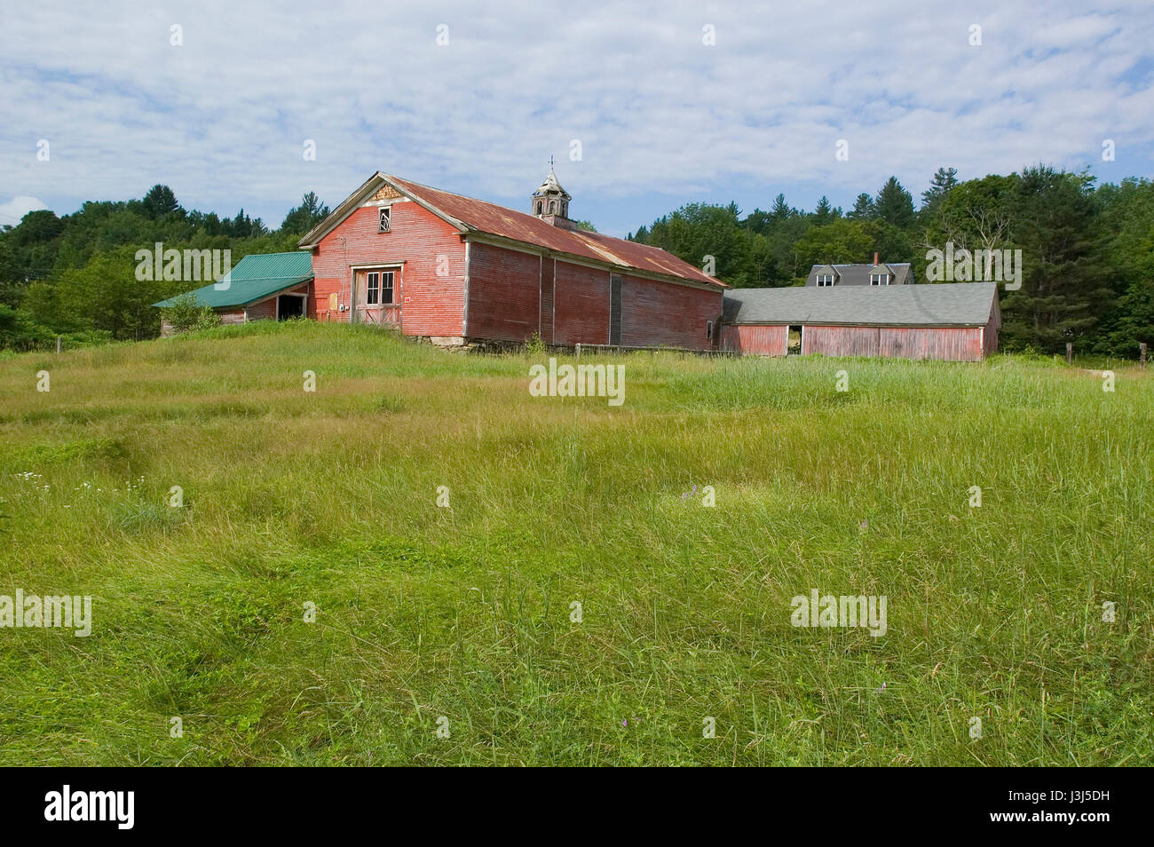 Eine verlassene Scheune und Hof entlang uns Route 3 in Campton, New Hampshire, Vereinigte Staaten Stockfoto