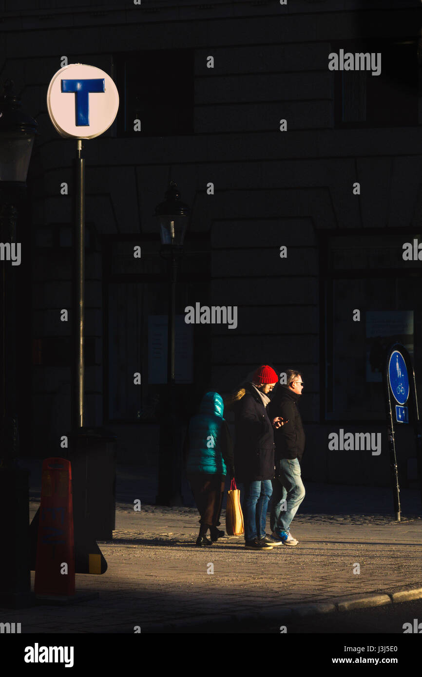 warten auf einen Freund an der u-Bahnstation treffen Stockfoto