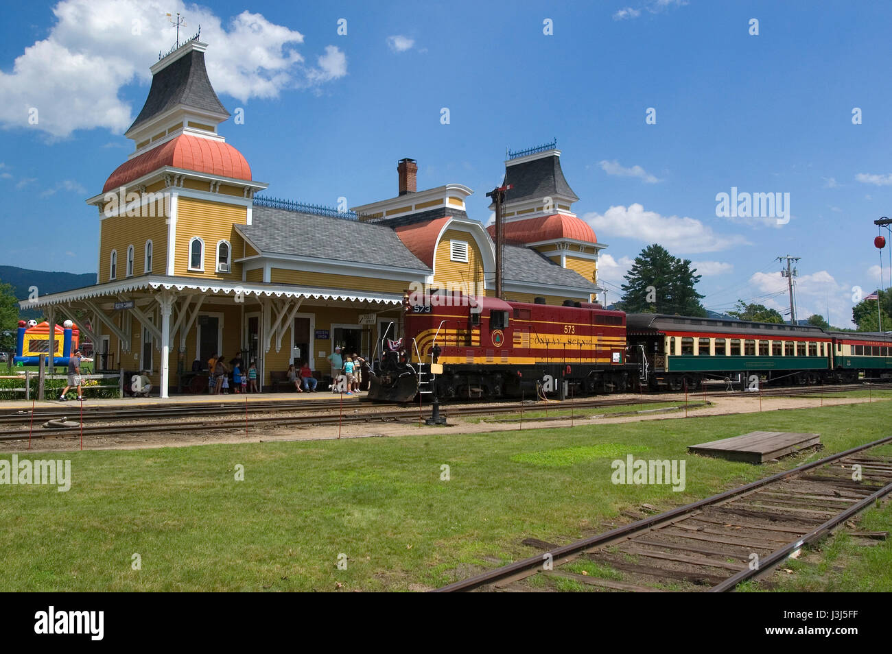 Der Bahnhof in North Conway, New Hampshire, USA mit dem malerischen Zug einziehen. Stockfoto