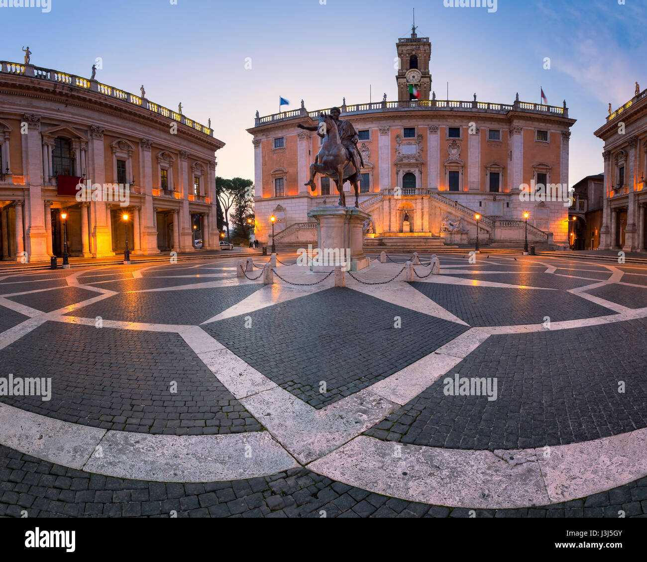 Piazza del Campidoglio und Kaiser Marcus Aurelius Statue am Morgen, Rom, Italien Stockfoto