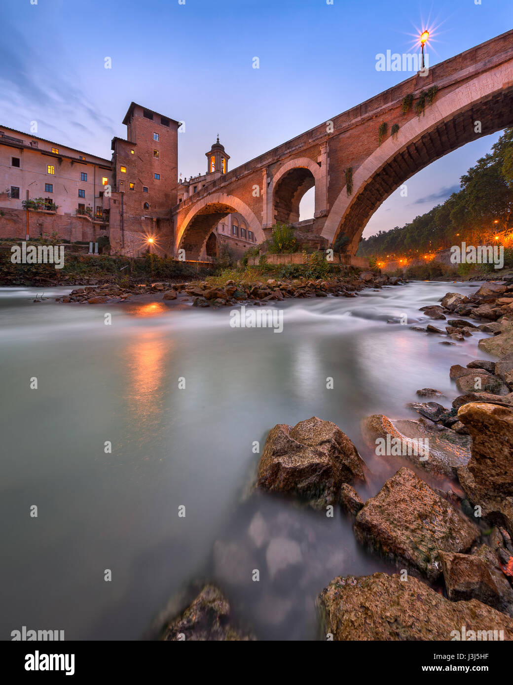 Fabricius-Brücke und Tiber Insel am Abend, Rom, Italien Stockfoto