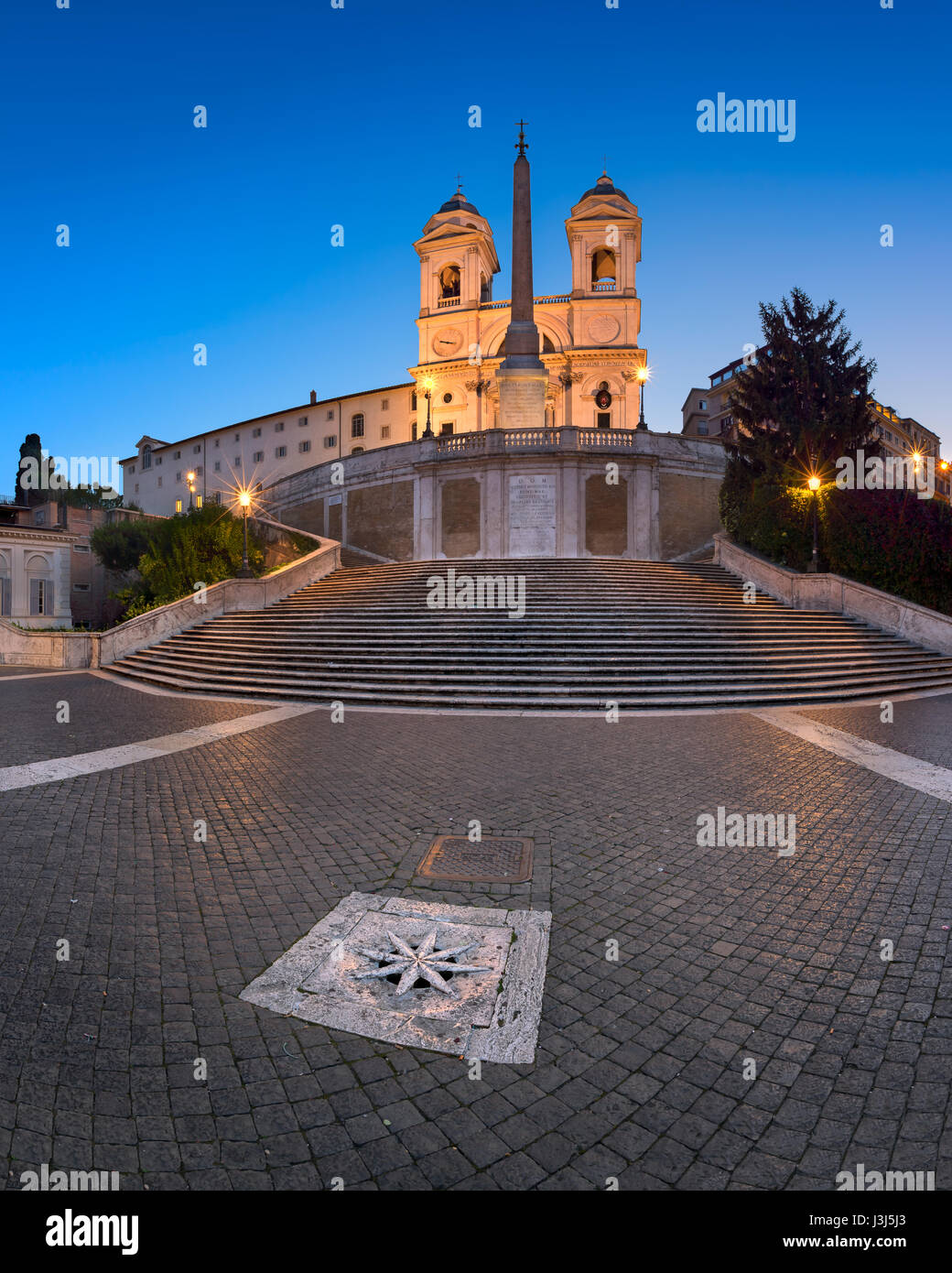 Rom, Italien - 1. November 2013: Piazza di Spagna und Kirche Trinita del Monti in Rom. Die monumentale Treppe mit 135 Stufen wurde mit französischen Diplom gebaut. Stockfoto