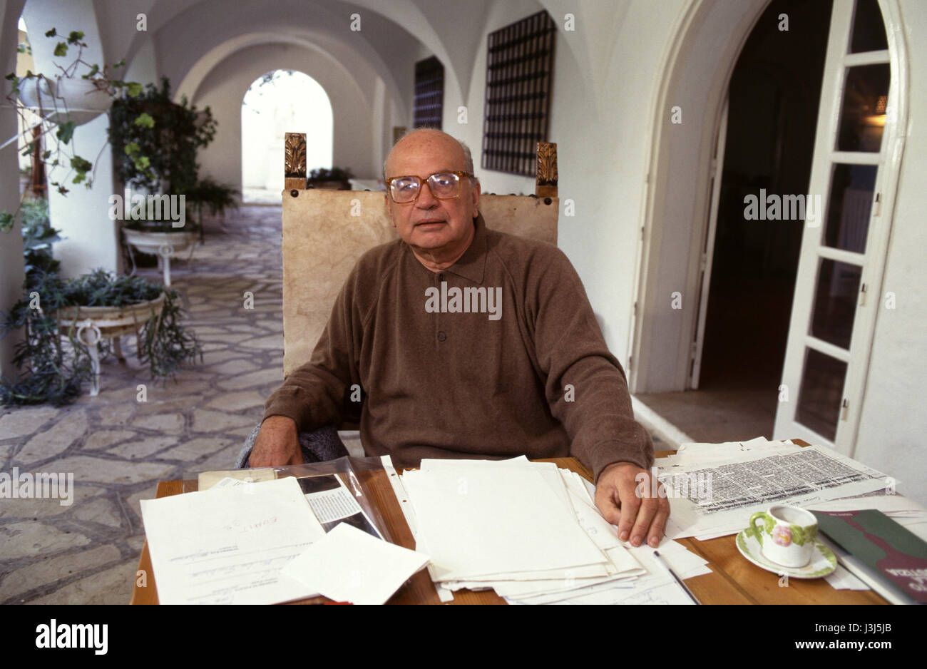 Bettino Craxi, ehemaliger Premierminister von Italien, in seiner Villa in Hammamet, Tunesien, wo er 1994 floh, Verurteilung in Italien für Korruption Verbrechen zu entkommen.  Craxi starb am 19. Januar 2000 in Tunesien aufgrund von Komplikationen von Diabetes. Stockfoto