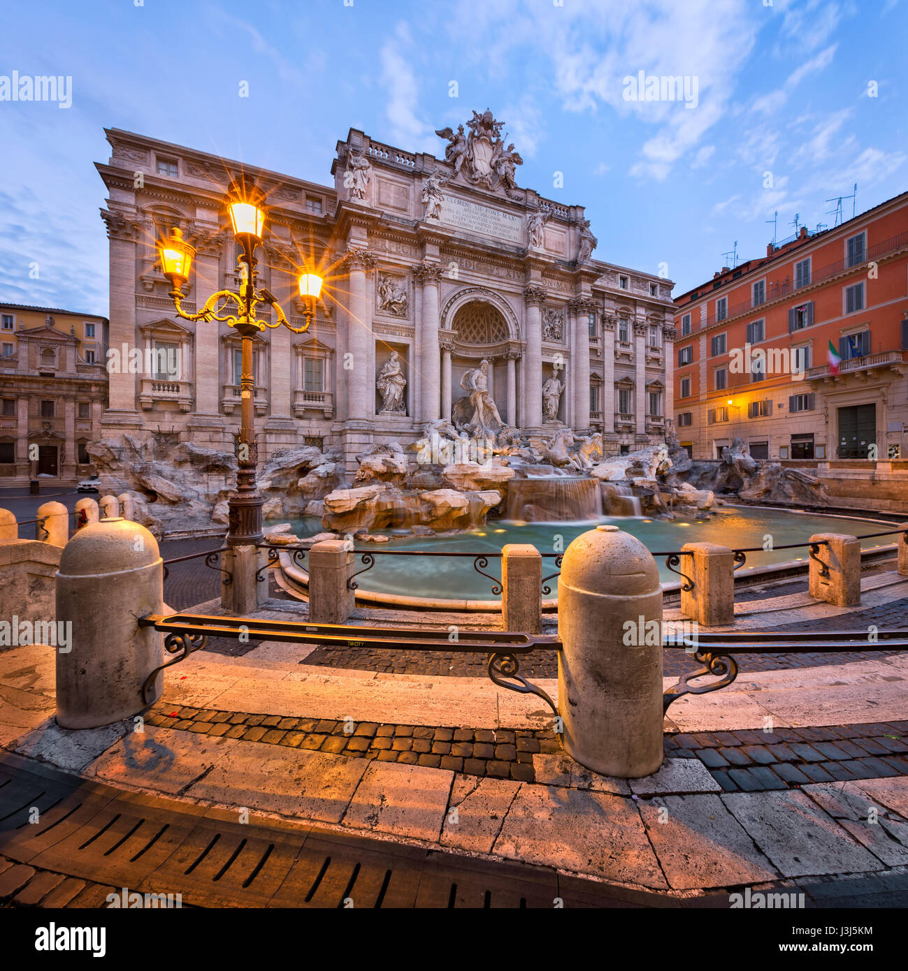 Trevi-Brunnen und Piazza di Trevi am Morgen, Rom, Italien Stockfoto