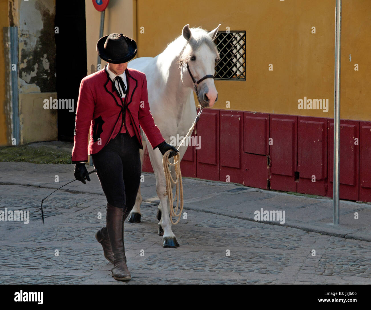 Ein elegant gekleideten spanischer Mann führt sein Pferd durch Cordoba Stockfoto