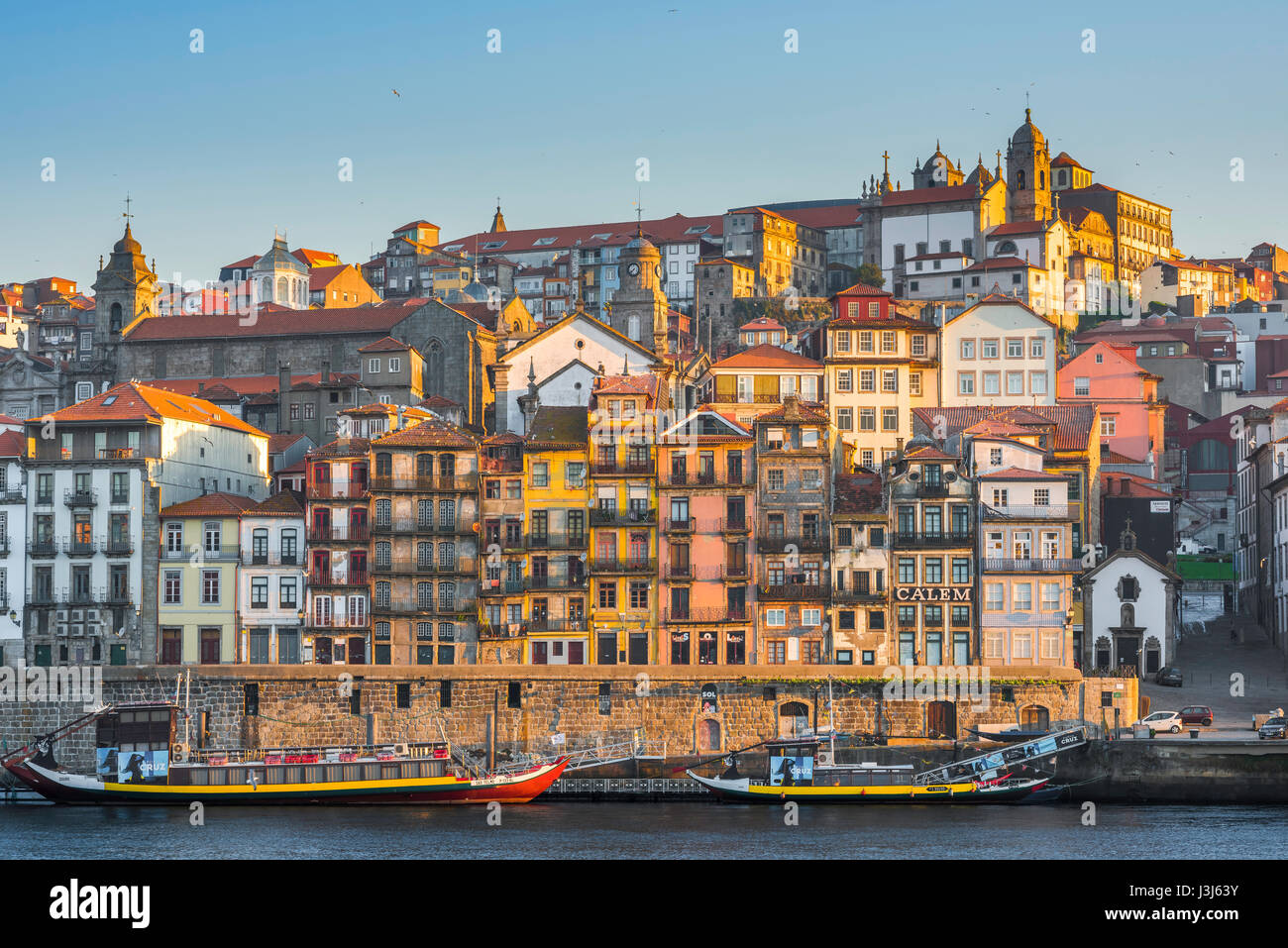 Ribeira Porto Portugal, Blick im Sommer auf die historische Altstadt Ribeira im Zentrum von Porto bei Sonnenaufgang, Portugal. Stockfoto