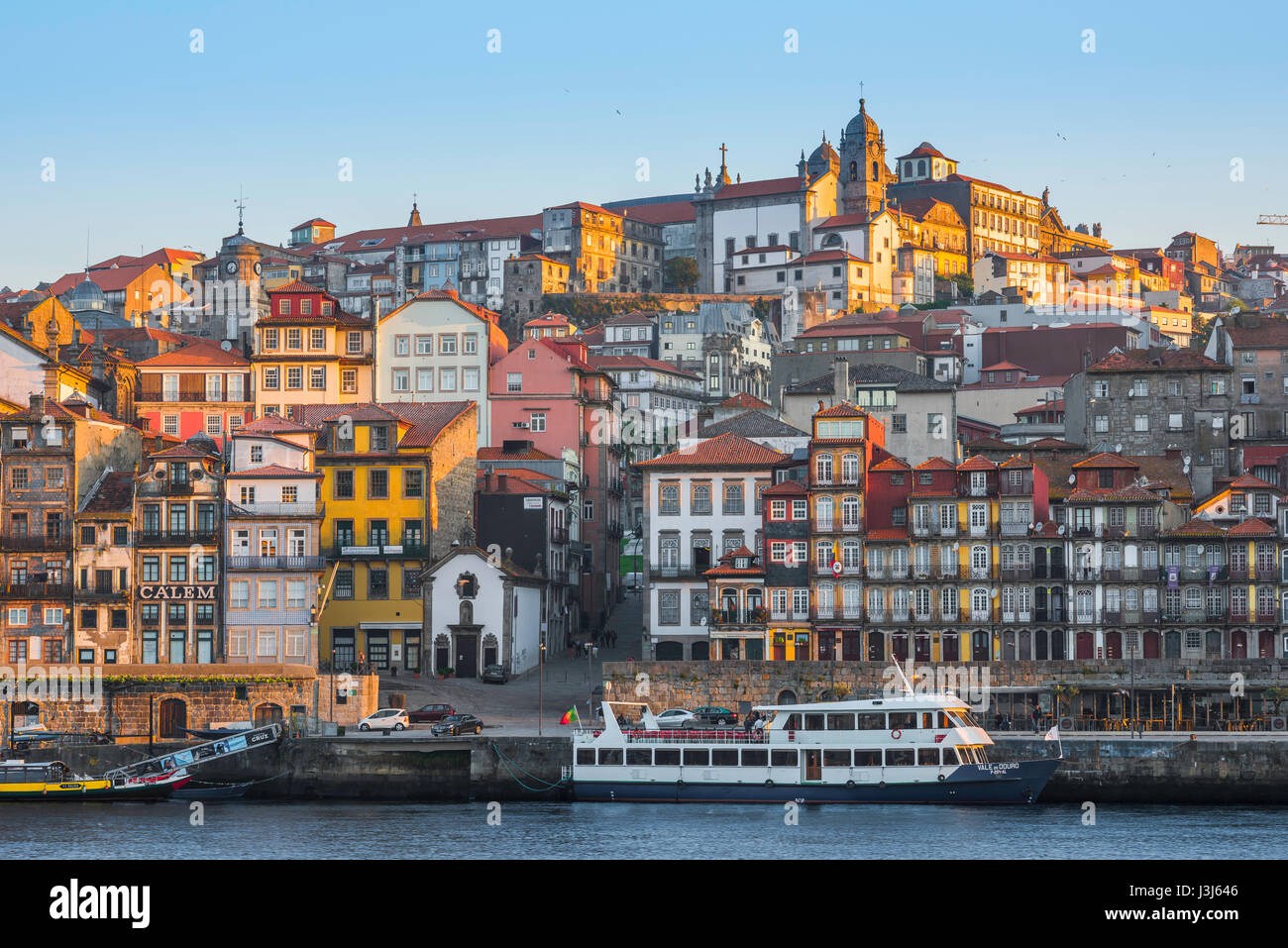 Ribeira Porto Portugal, Blick auf einen sommerlichen Sonnenaufgang, der die historische Altstadt von Ribeira im Zentrum von Porto, Portugal beleuchtet. Stockfoto