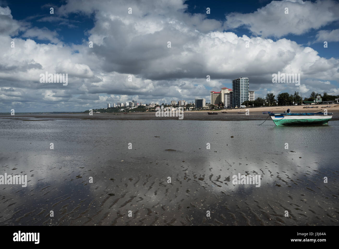 Ein Fischerboot bei Ebbe in der Mosambik Hauptstadt Maputo Stockfoto