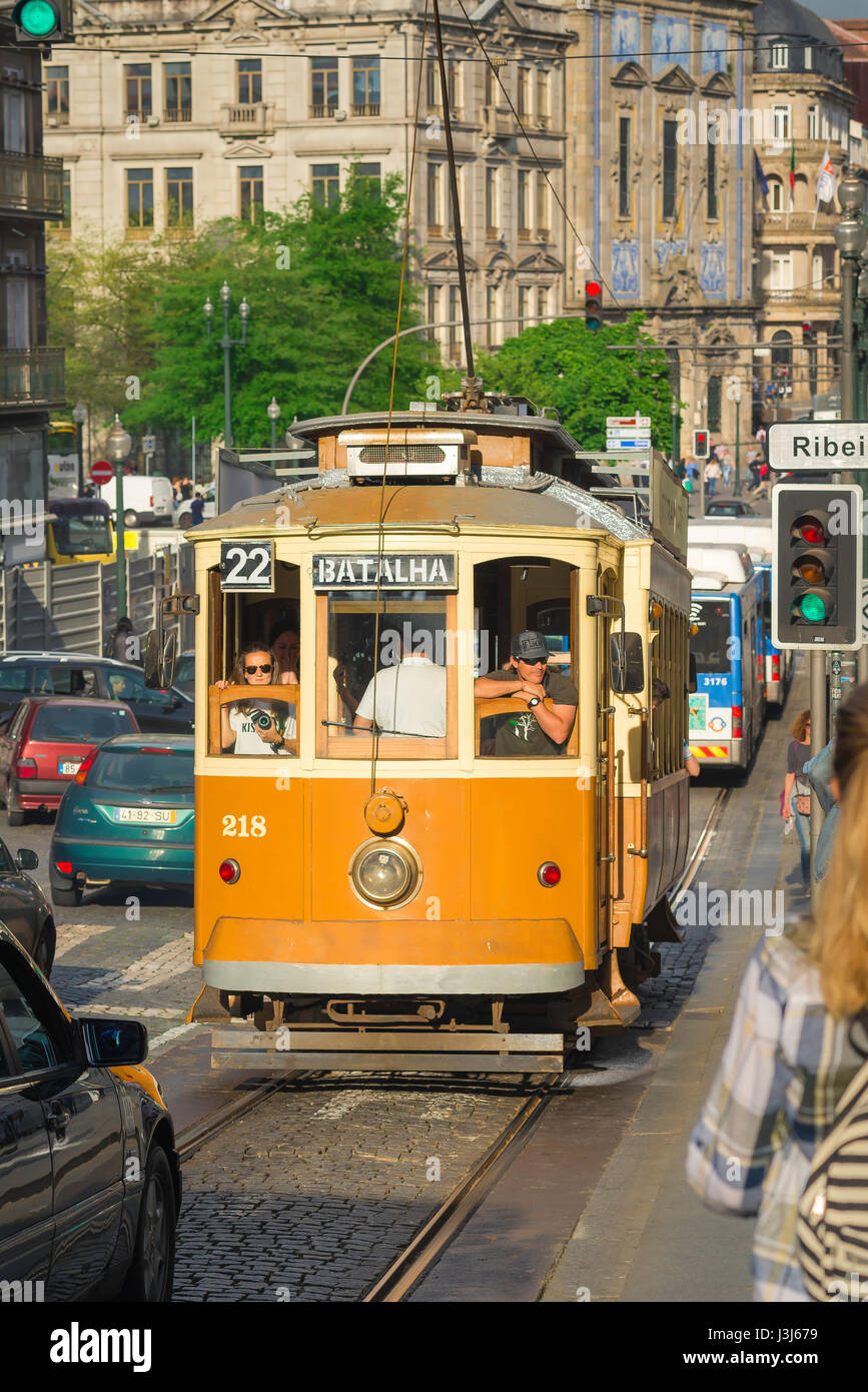 Straßenbahn Porto Portugal, Blick auf eine Straßenbahn mit einem touristischen Paar auf der Rua dos Clerigos im Zentrum von Porto, Portugal, Europa Stockfoto