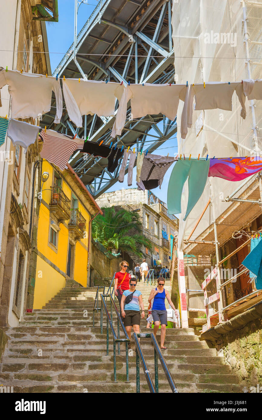 Porto Portugal Altstadt, Blick im Sommer von Touristen erkunden eine Gasse in der Altstadt Bereich hinter dem Ribeira Bereich im Zentrum von Porto, Portugal Stockfoto