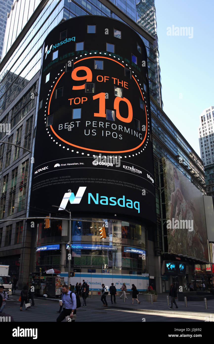 NASDAQ marketsite Gebäude mit elektronischer Plakatwand am 4 Times Square, New York, NY 10036, USA Stockfoto