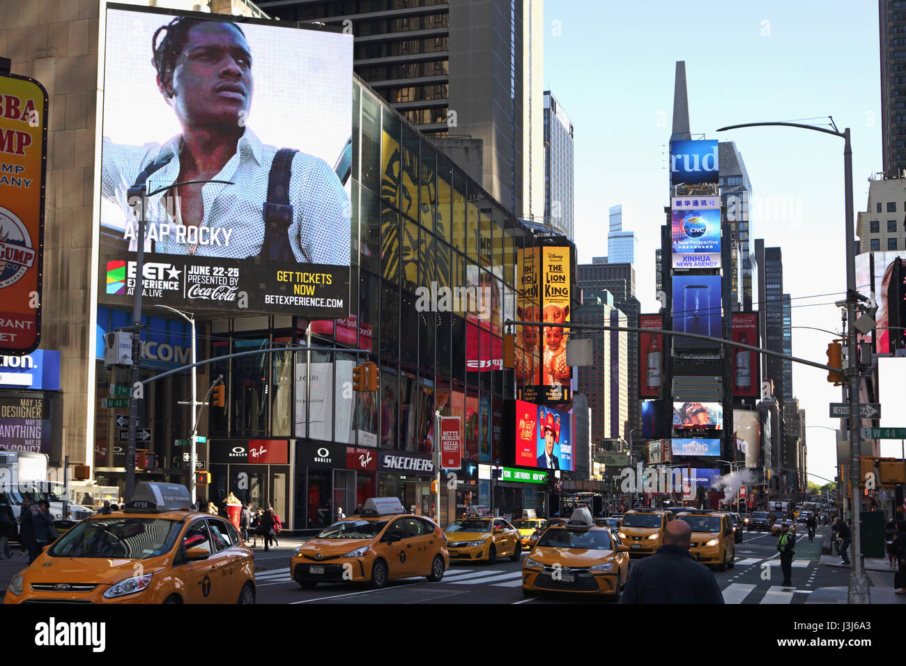 Morgen im Times Square New York City an der Seventh Avenue in West 44th Street nach Norden uptown Stockfoto