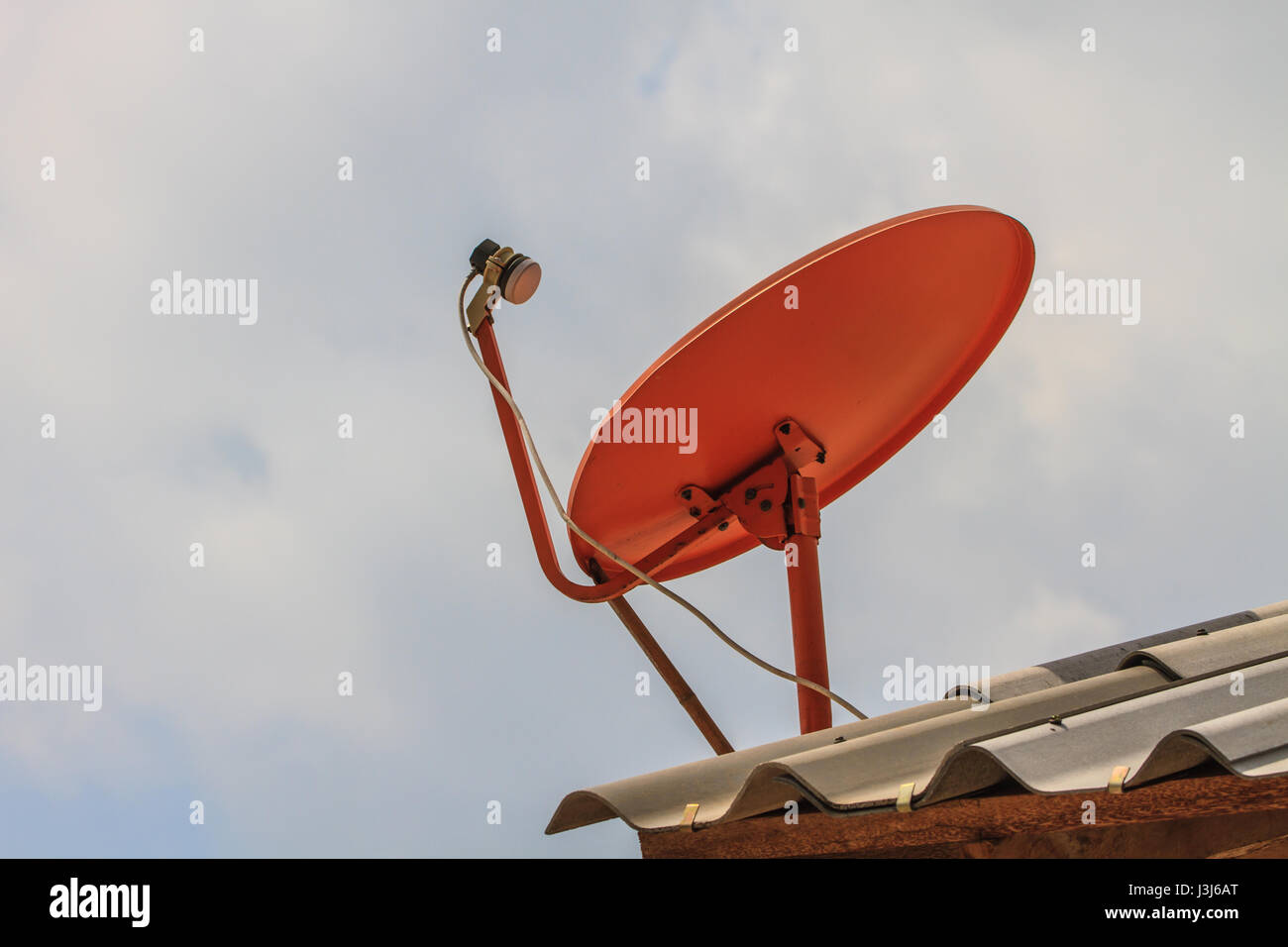 Rot Satellitenschüssel auf dem Dach mit Himmelshintergrund Stockfoto