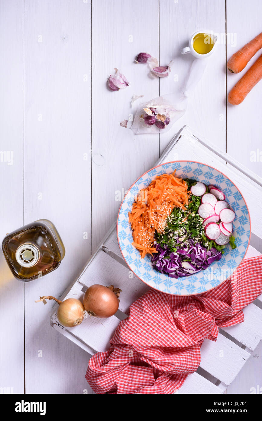 Grüne Vegan Frühstück Mahlzeit in Schüssel mit Spinat, Karotten, Kohl, Rettich und Samen. Ansicht von oben. Sauber, Essen, Diät, Food-Konzept Stockfoto