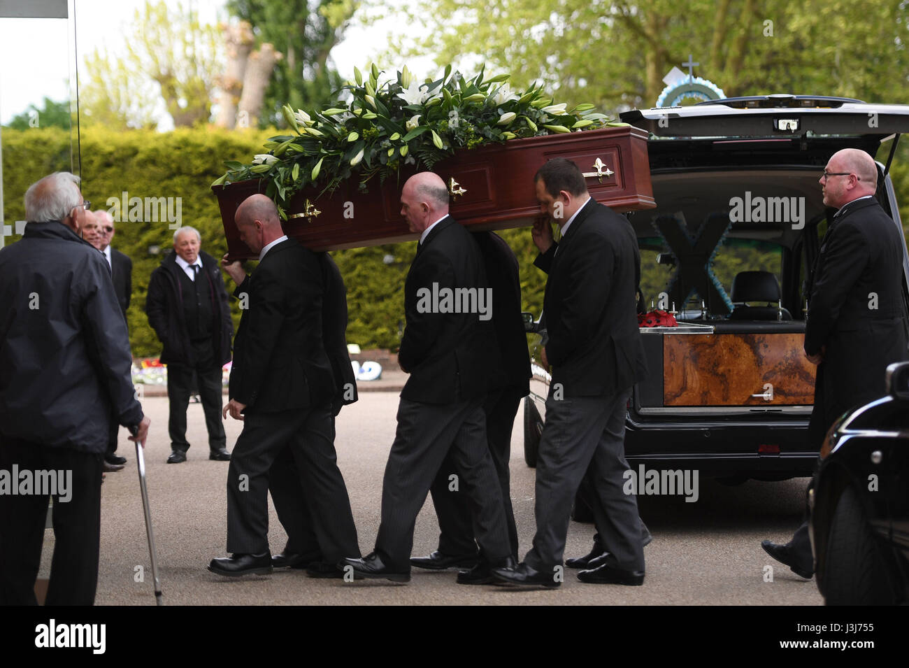 Der Sarg von Leslie Rhodes, der Westminster-Angriff starb, wird in North East Surrey Krematorium in Morden vor seiner Beerdigung getragen. Stockfoto