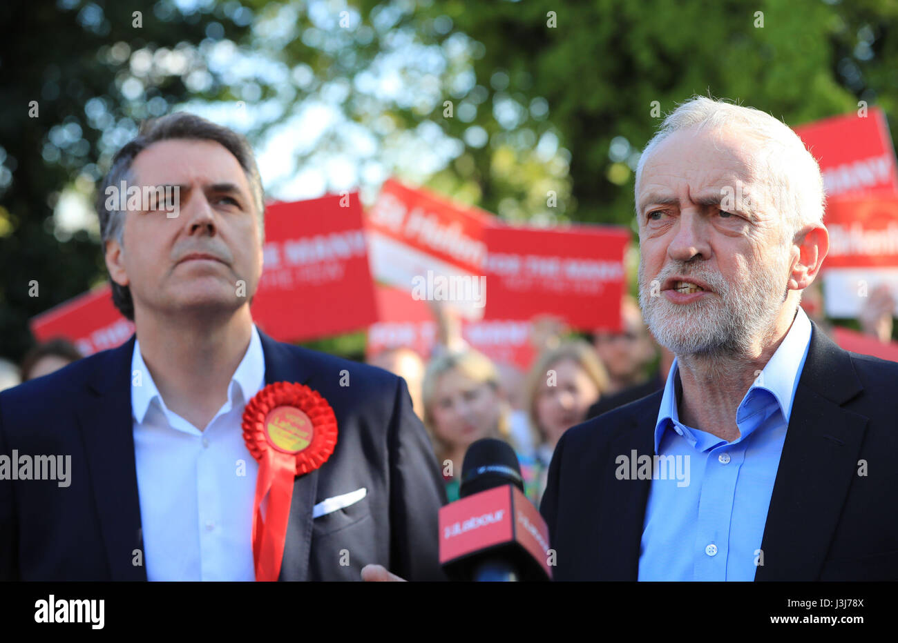 Labour-Chef Jeremy Corbyn in Liverpool treffen Steve Rotheram, nachdem er als Liverpool City Region Metro Bürgermeister gewählt wurde. Stockfoto