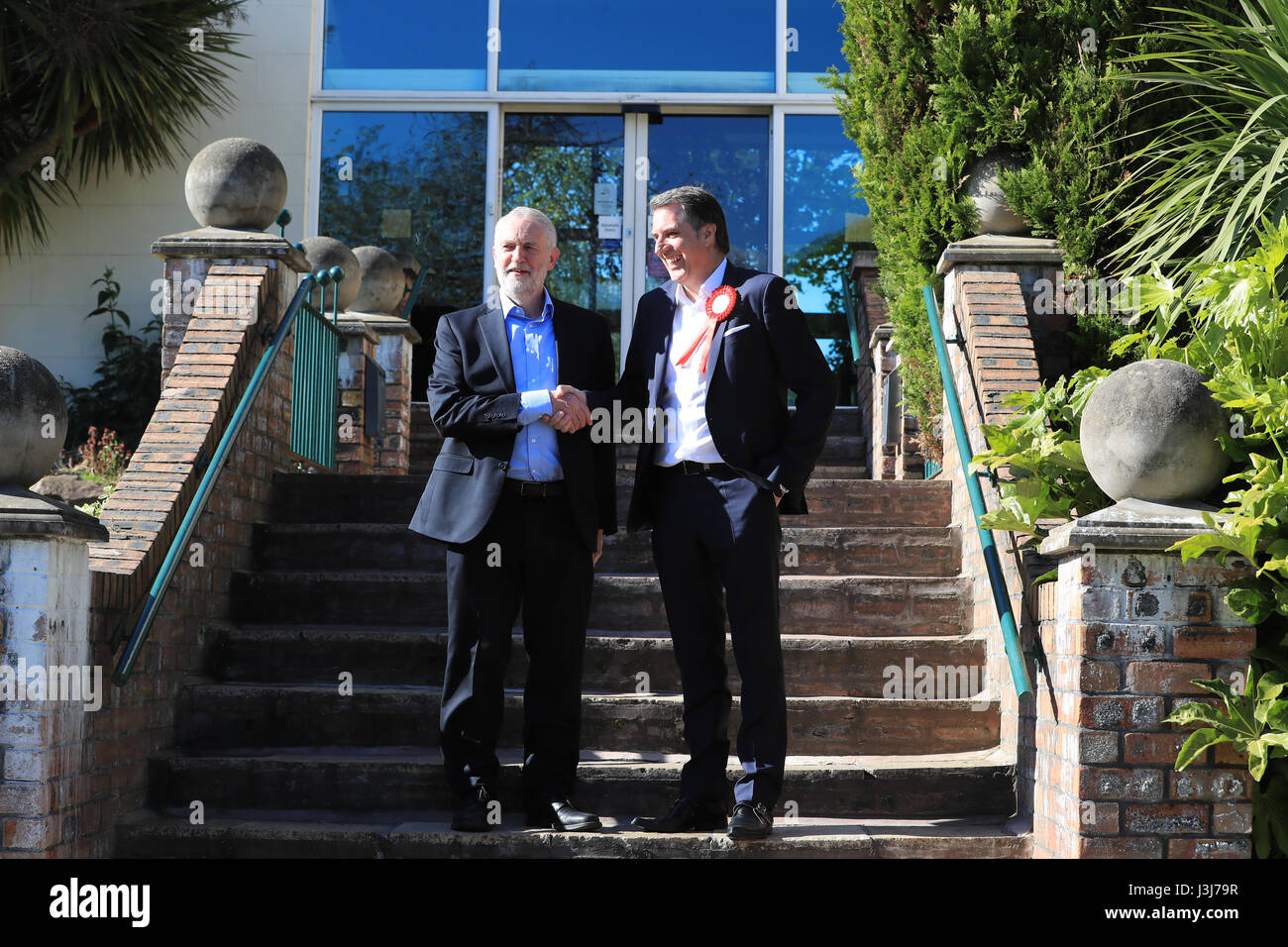 Labour-Chef Jeremy Corbyn in Liverpool treffen Steve Rotheram, nachdem er als Liverpool City Region Metro Bürgermeister gewählt wurde. Stockfoto