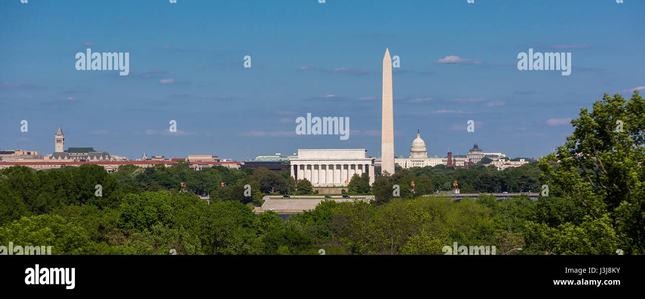 WASHINGTON, DC, USA - Skyline des Lincoln Memorial, Washington Monument, US Kapitol und Kuppel (L-R). Stockfoto