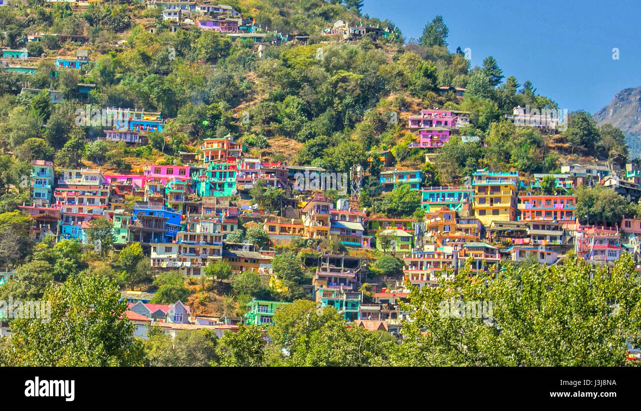 Colors of Kullu - natürliche Fotografie von Häusern in Kullu in Himachal Pradesh, Indien. Stockfoto