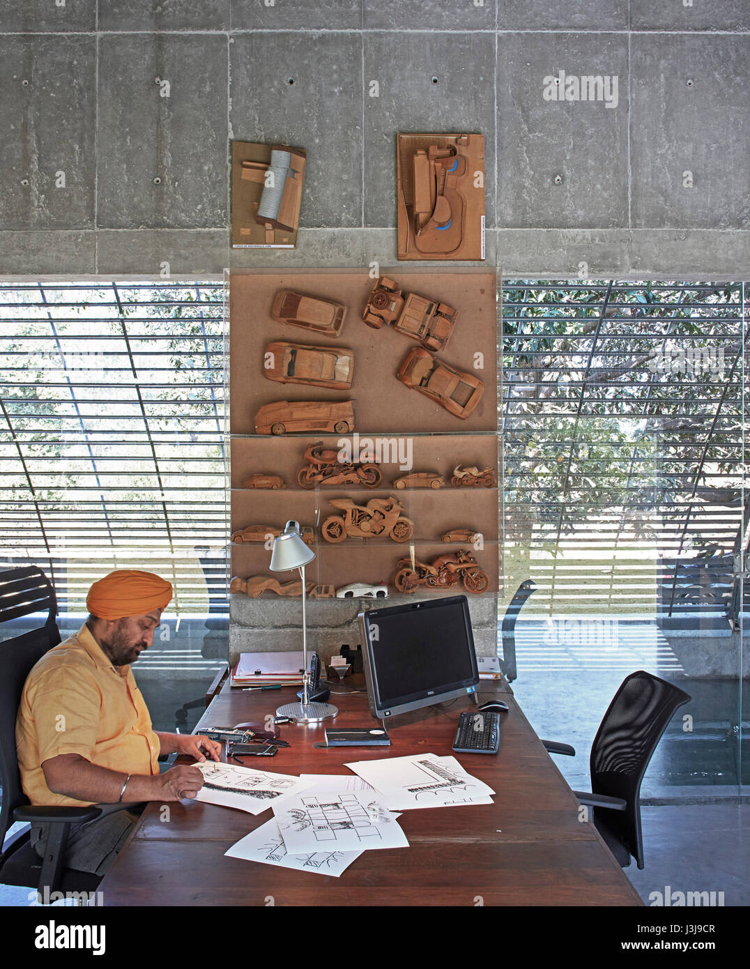 Studio-Ansicht mit Konstruktionsprinzip, Gurjit Matharoo am Schalter. Die Pool-Studio von Matharoo Associates, Ahmedabad, Indien. Architekt: Matharoo Associates, Stockfoto