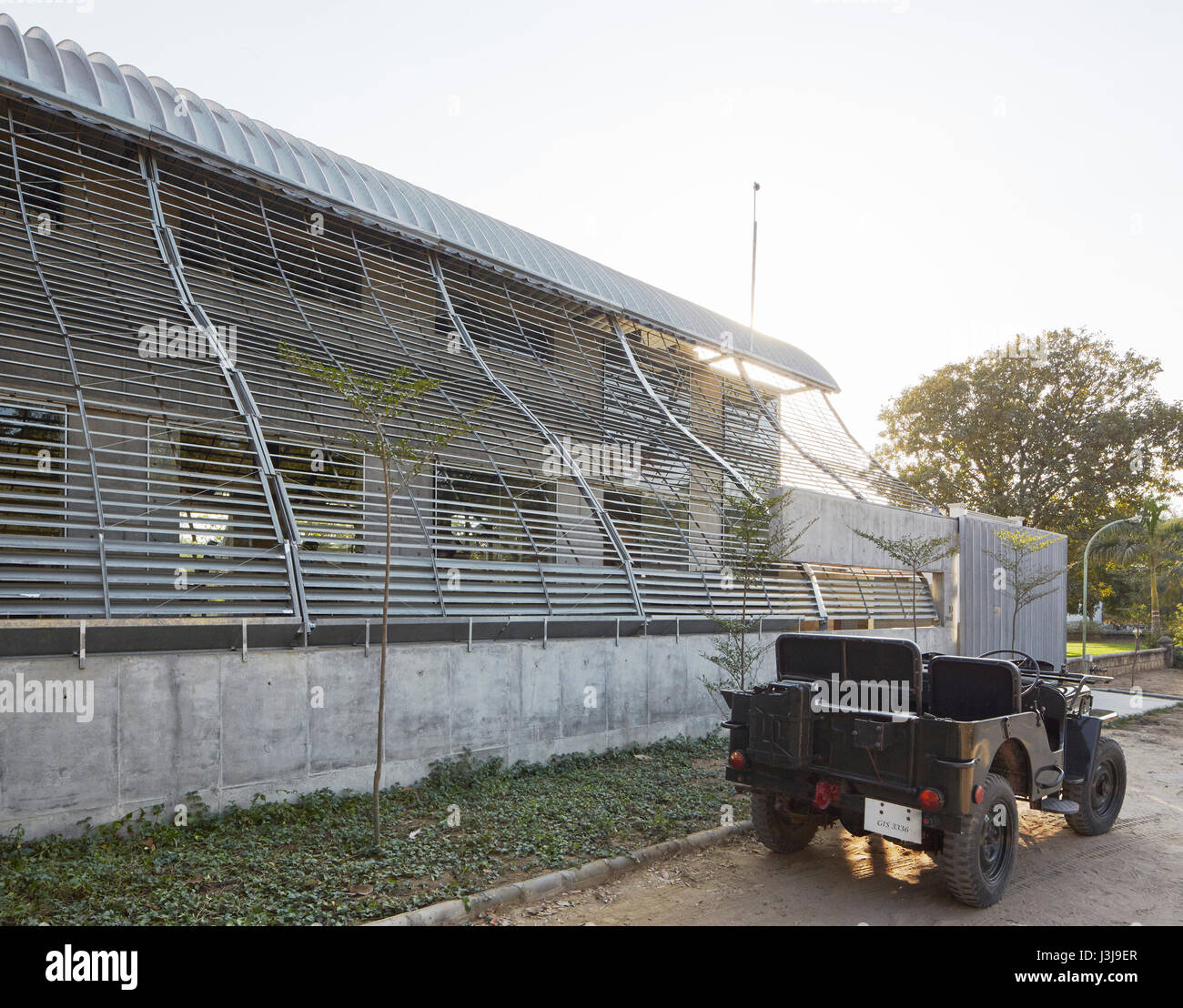 Straßenseite Außenansicht mit Jeep. Die Pool-Studio von Matharoo Associates, Ahmedabad, Indien. Architekt: Matharoo Associates, 2016. Stockfoto