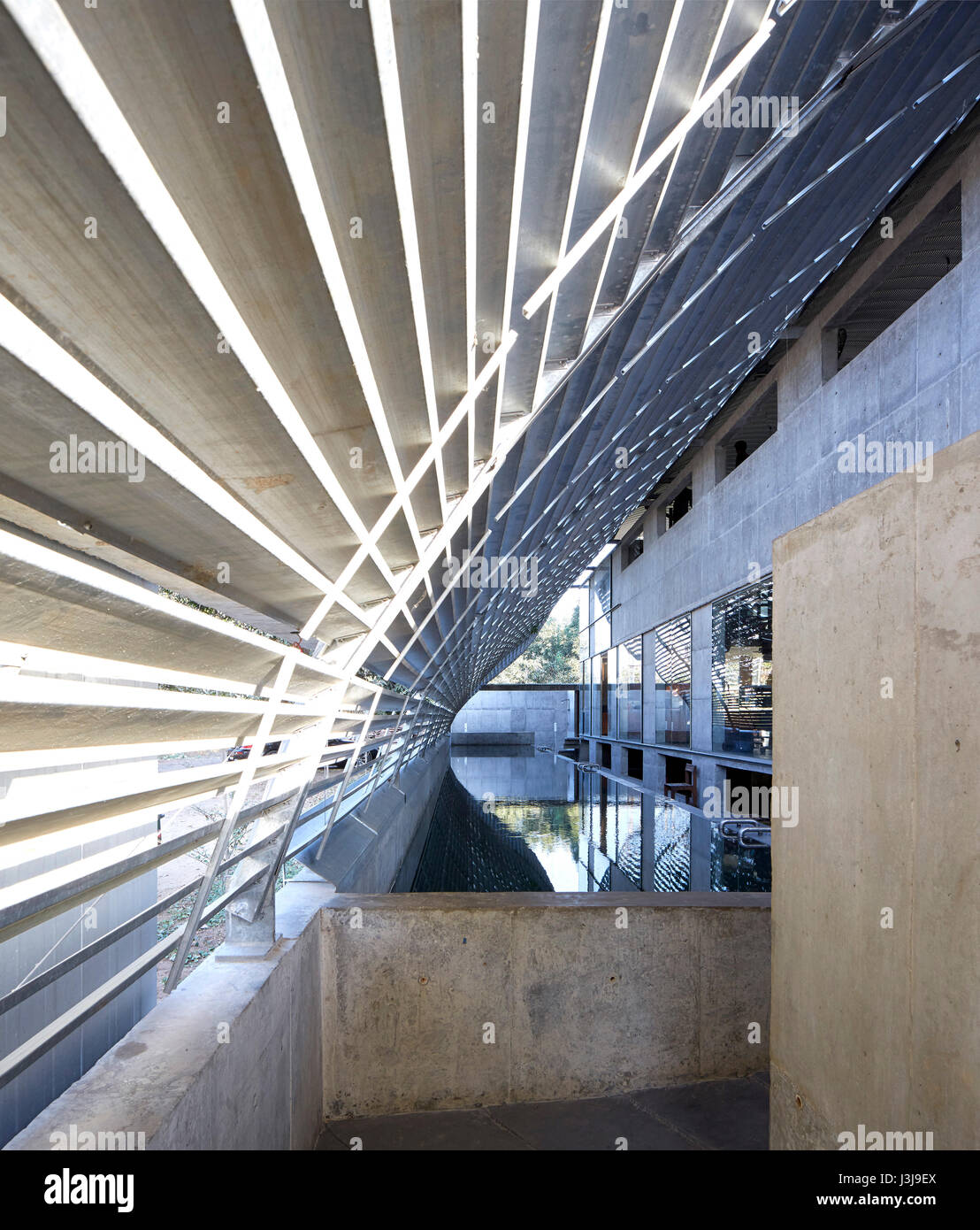 Eingangsbereich unter Stahl Vordach mit Pool. Die Pool-Studio von Matharoo Associates, Ahmedabad, Indien. Architekt: Matharoo Associates, 2016. Stockfoto