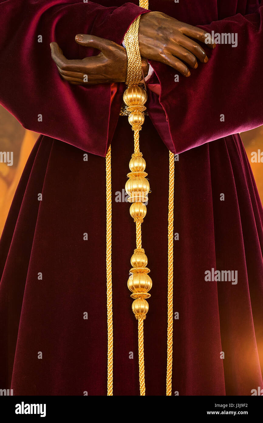 Karwoche in Cadiz, Spanien. Christus von Medinaceli. Hände und Gewand Details. Stockfoto