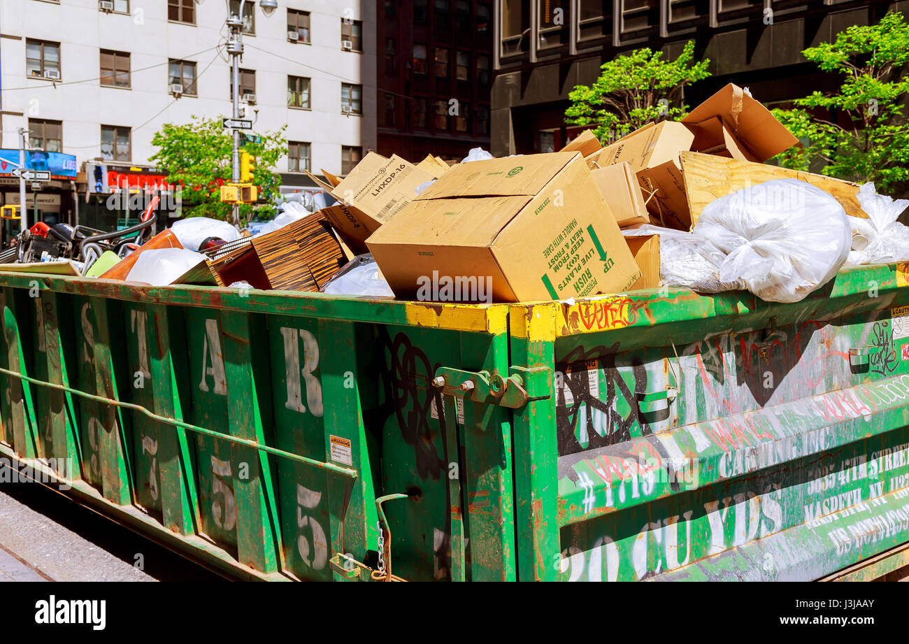 New York City Manhattan Container über fließende Müllcontainer voll mit Müll Stockfoto