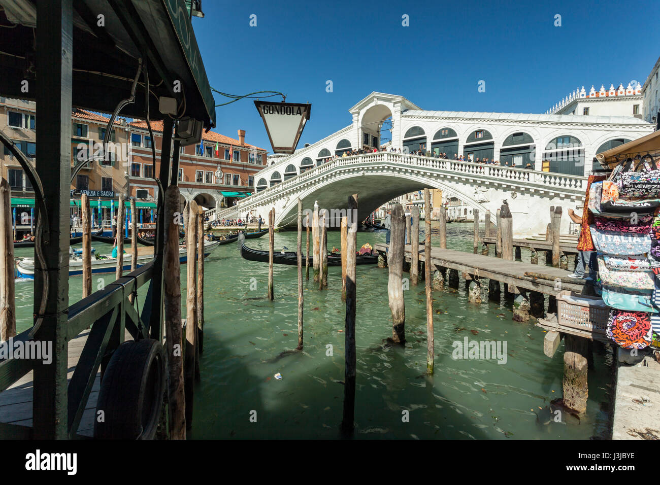 Rialto Brücke über den Canal Grande in Venedig. Stockfoto