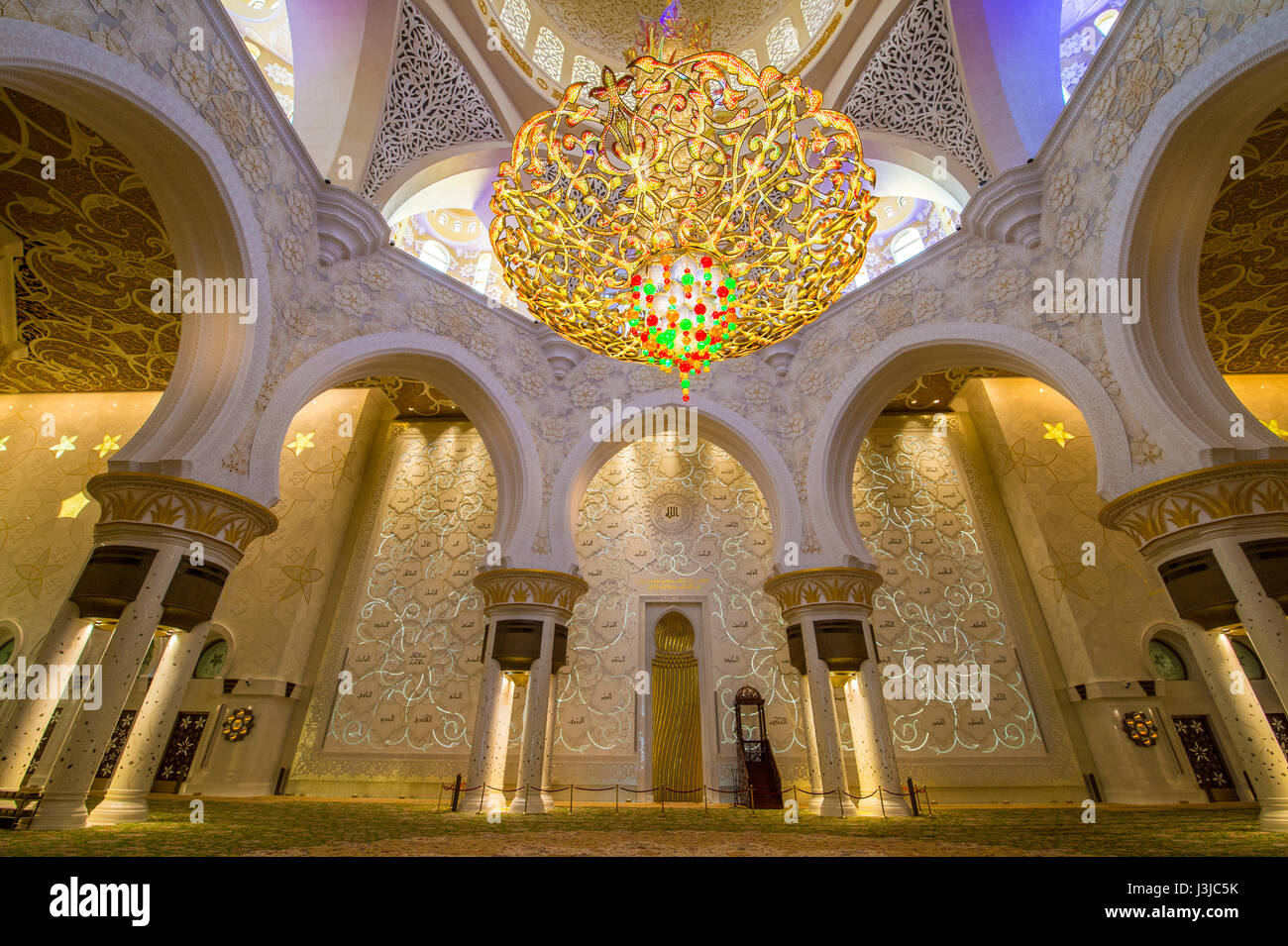 Vereinigte Arabische Emirate - Blick auf die Decke im Inneren Sheikh Zayed Moschee in Abu Dhabi Stockfoto