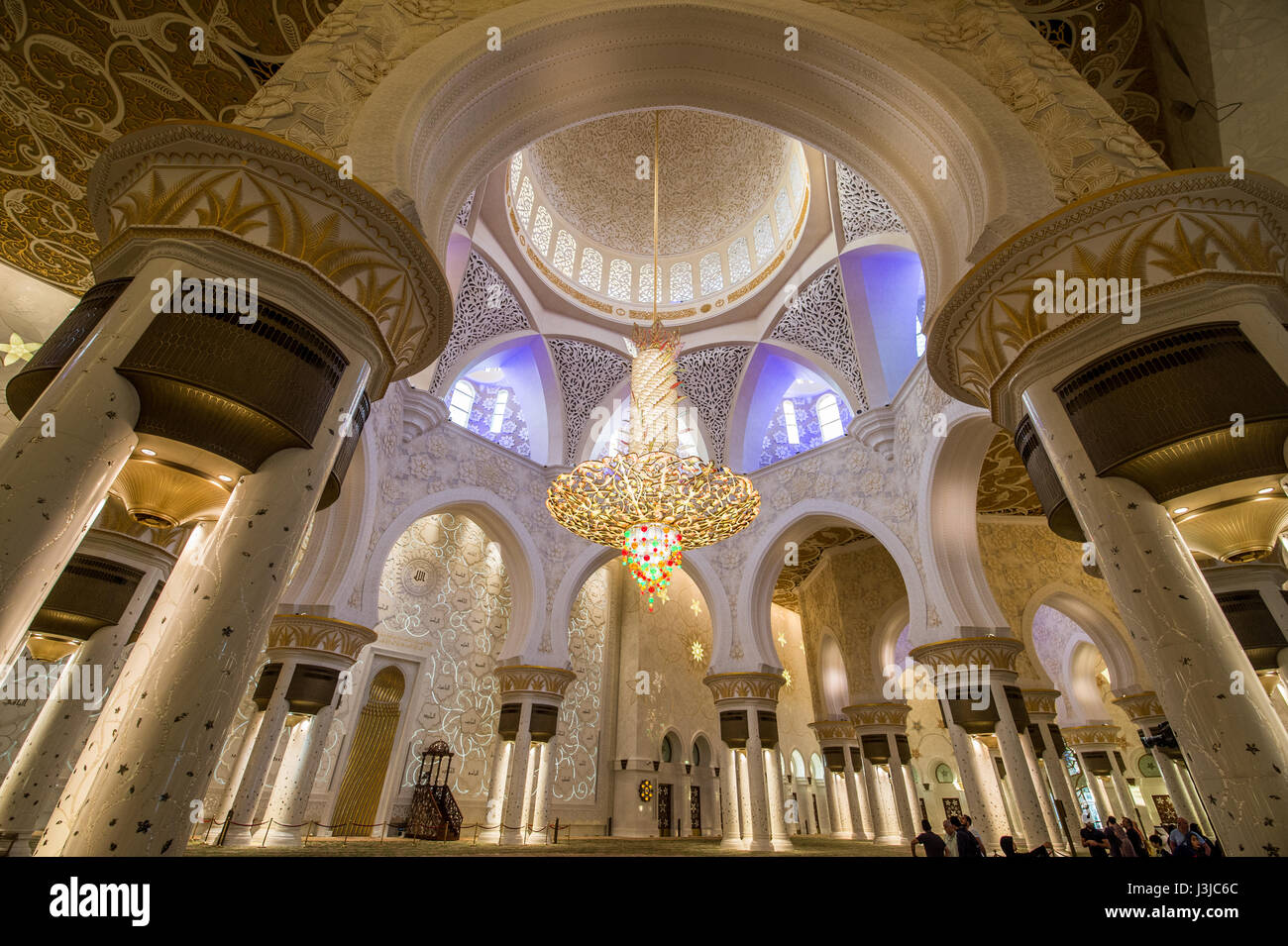 Vereinigte Arabische Emirate - Blick auf die Decke im Inneren Sheikh Zayed Moschee in Abu Dhabi Stockfoto