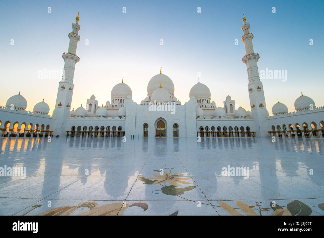 Vereinigte Arabische Emirate - Front des Innenhofs der Sheikh-Zayed-Moschee in Abu Dhabi Stockfoto