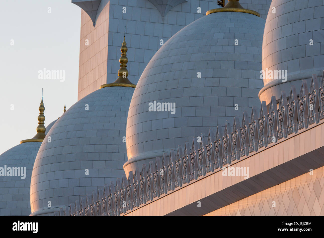 Vereinigte Arabische Emirate - Kuppeln auf Sheikh Zayed Moschee in Abu Dhabi Stockfoto