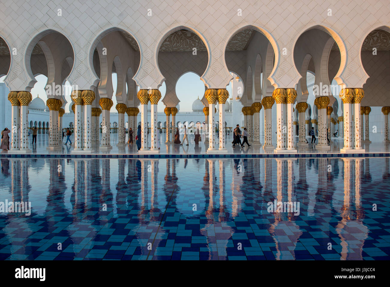 Vereinigte Arabische Emirate - Reflexion von Bögen auf dem Wasser der Sheikh-Zayed-Moschee in Abu Dhabi Stockfoto