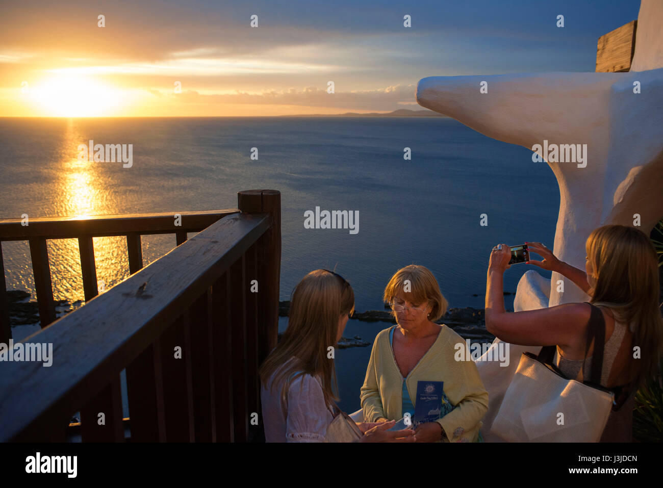Sonne-Ritual im Casapueblo Museum. Heim und Werkbetrieb des lokalen Künstlers Carlos Paez Vilaró Punta Ballena, Punta del Este, Uruguay Stockfoto