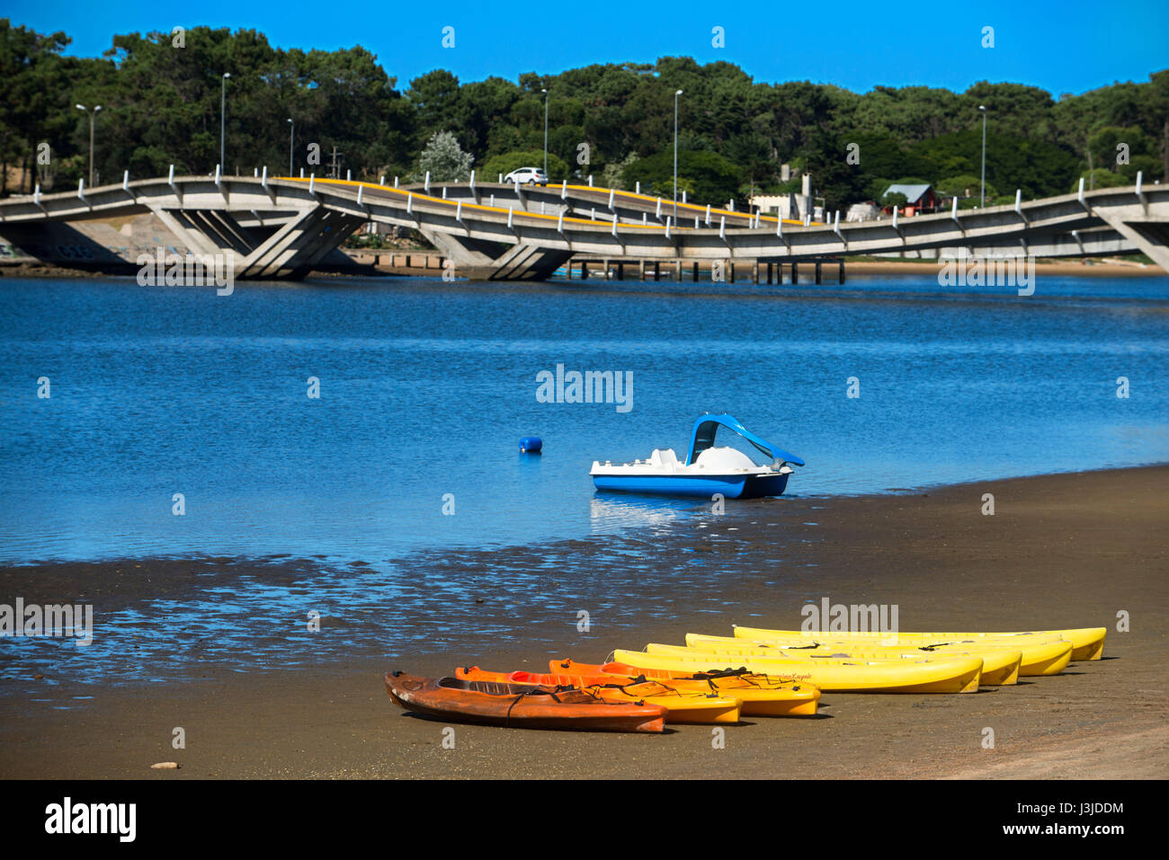 Kajaks in der Brücke Puente De La Barra in Punta del Este, Maldonado, Uruguay. Stockfoto