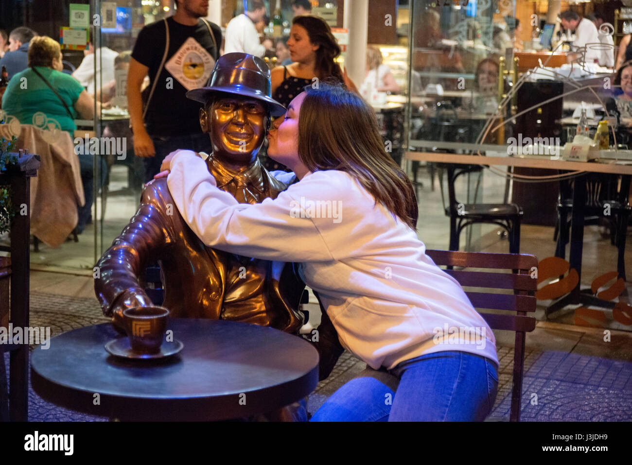 Mädchen küssen eine Carlos Gardel Statue in Facal Restaurant, Montevideo, Uruguay. Stockfoto