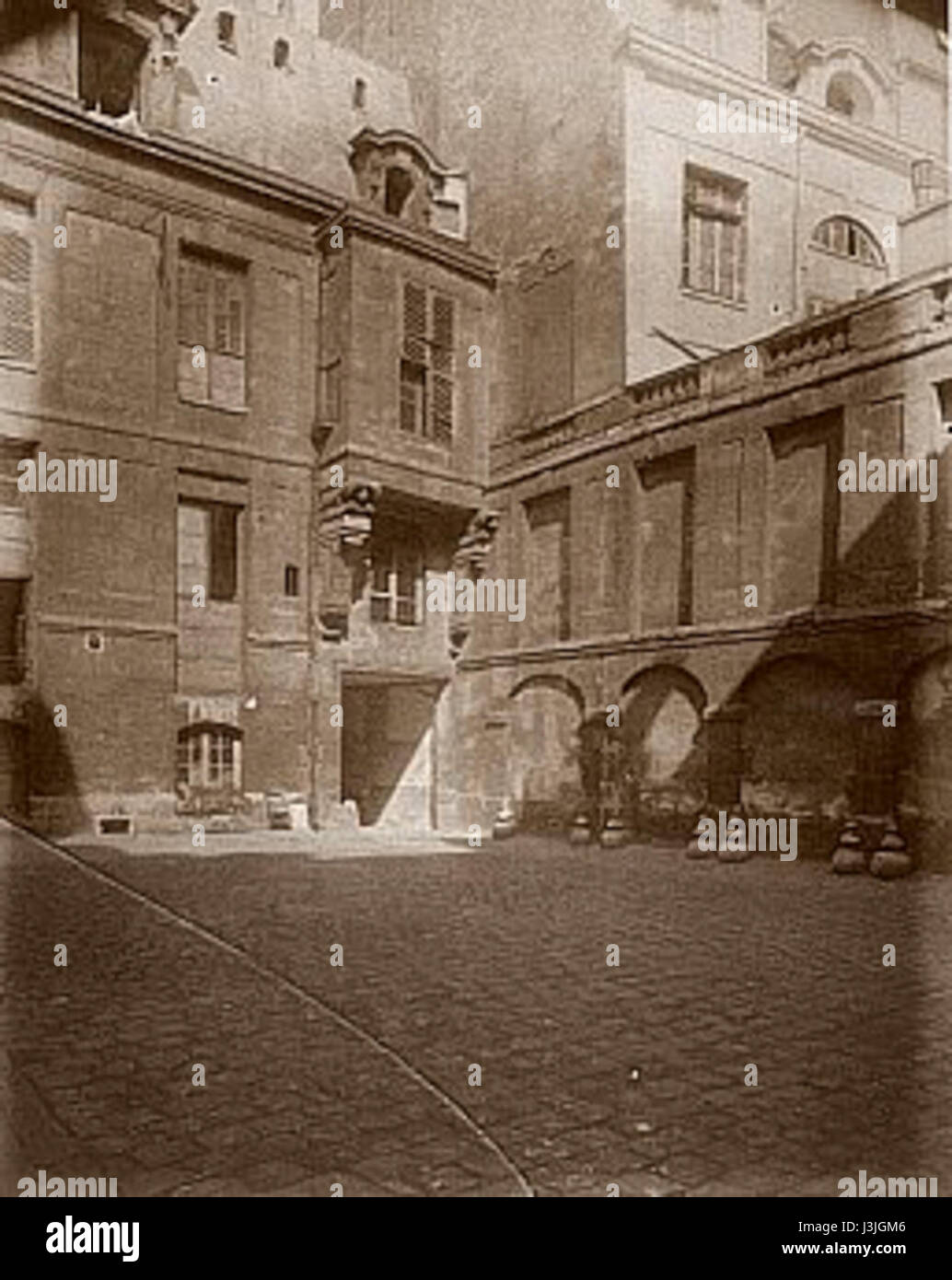 Das Hotel de Lauzun in Paris ist ein historisches Gebäude, das eine bedeutende Rolle in der französischen Geschichte spielt. Bekannt für seine Architektur aus dem 17. Jahrhundert, war es einst eine modische Residenz und wurde später zum Treffpunkt einflussreicher Persönlichkeiten der französischen Gesellschaft. Stockfoto