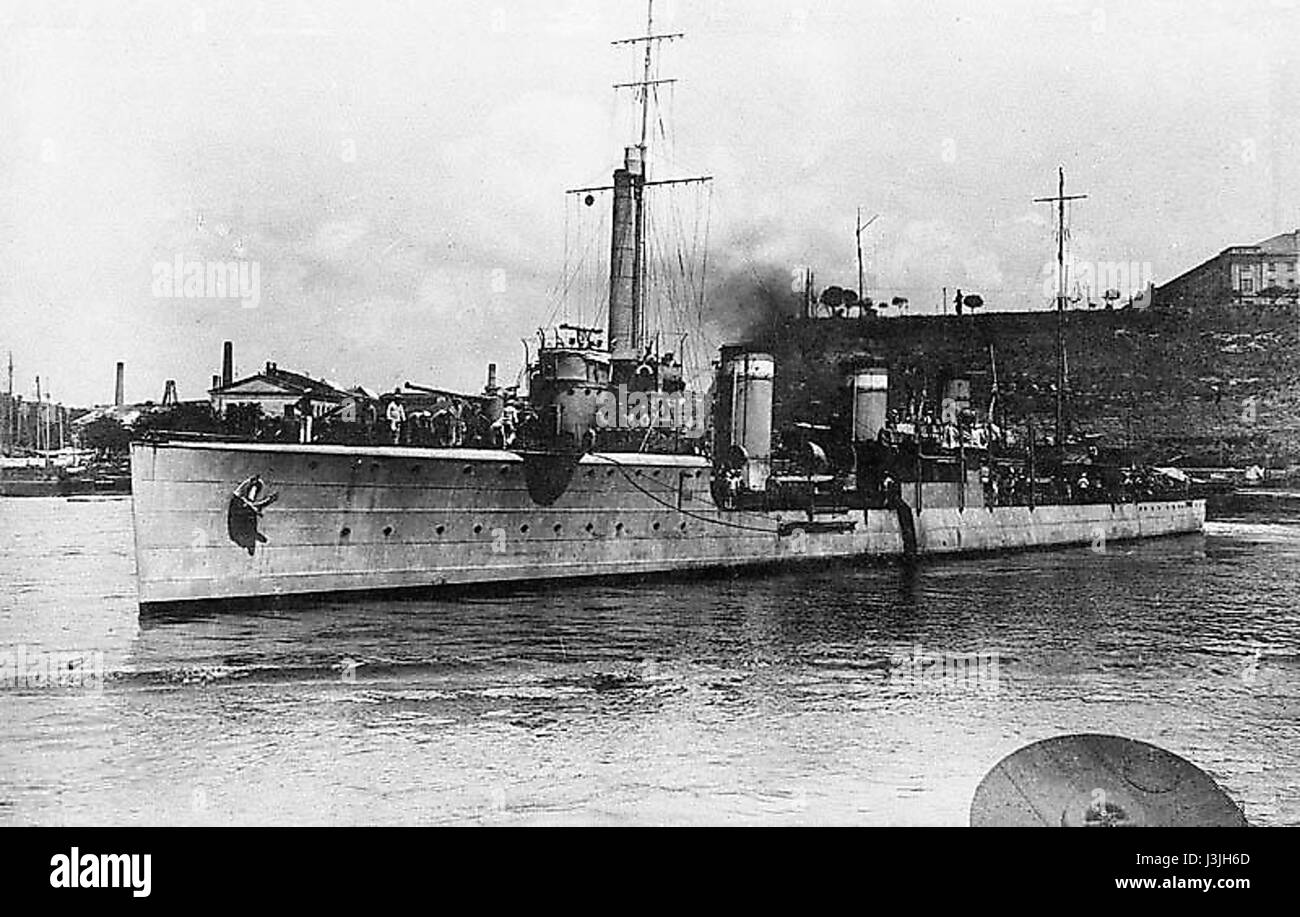 Eine historische Fotografie des Kriegsschiffs Gromkij, das zwischen 1911 und 1918 in der Kaiserlichen Russischen Marine diente, und das Aussehen und den Kriegsdienst während des Ersten Weltkriegs festgehalten Stockfoto Eine historische Fotografie des Kriegsschiffs Gromkij, das zwischen 1911 und 1918 in der Kaiserlichen Russischen Marine diente, und das Aussehen und den Kriegsdienst während des Ersten Weltkriegs festgehalten Stockfoto